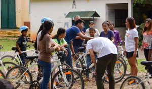 Un atelier de réparation de vélos et des sessions de sensibilisation à la sécurité routière